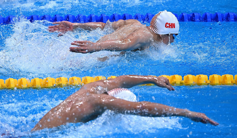 游泳男子蝶泳决赛场面激烈,谁能冲刺到终点 游泳男子蝶泳决赛场面激烈,谁能冲刺到终点