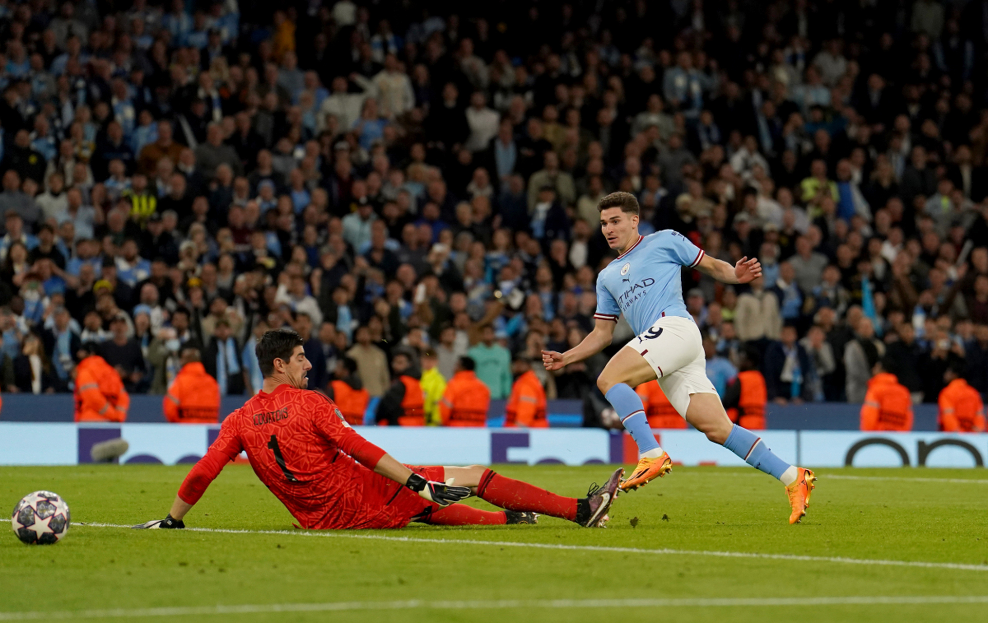 荷兰险胜曼城，库尔图瓦关键制胜