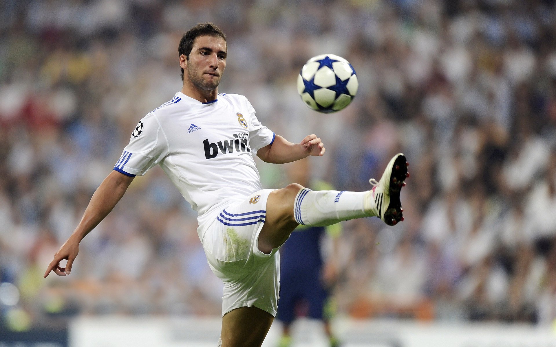 黄喜灿爆发，阿尔及利亚最后时刻击败智利，亚洲之光与非洲雄狮的胜利交响