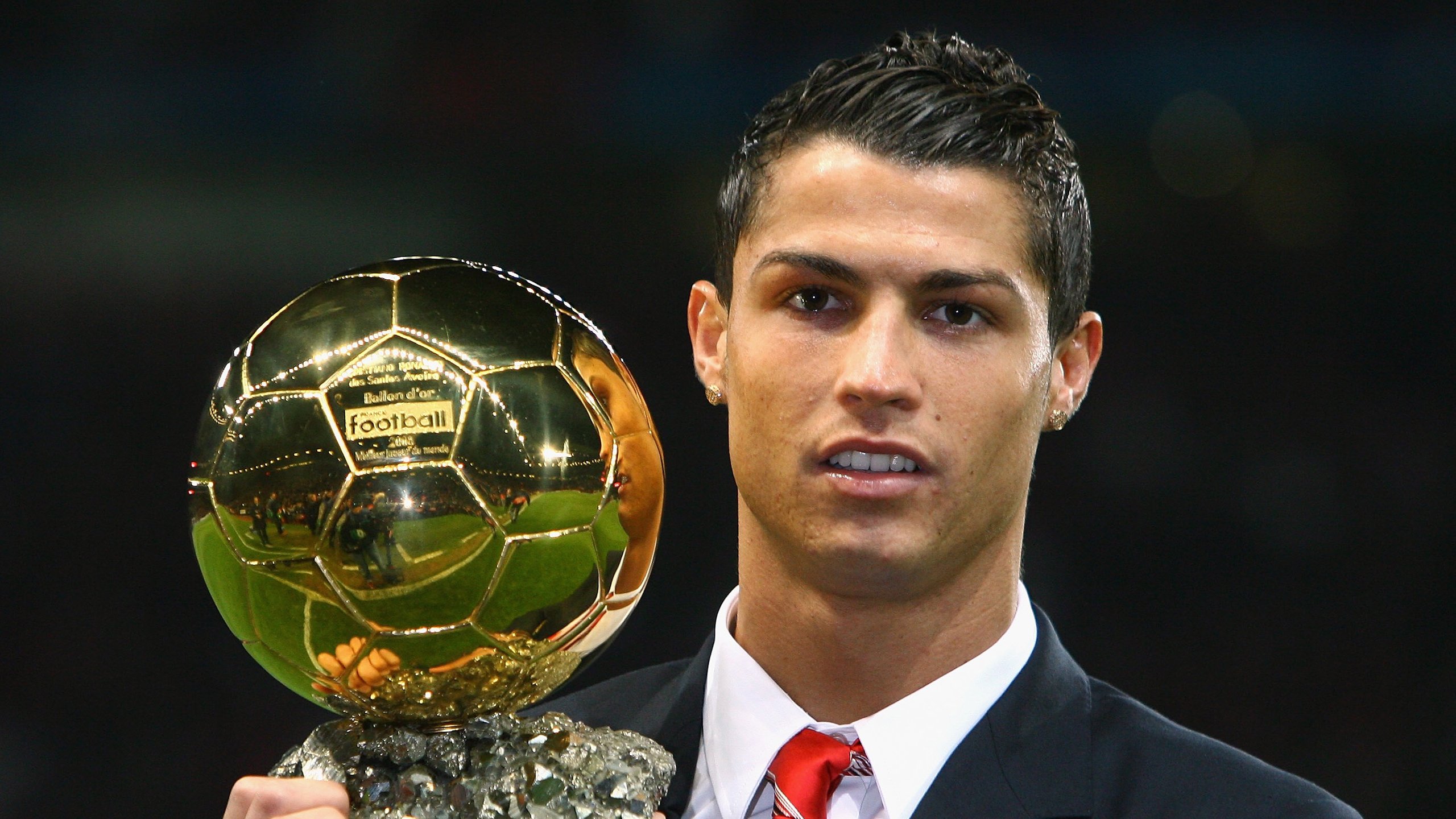 冷门与传奇，日本足球的碾压式胜利与安赛龙的羽坛统治力